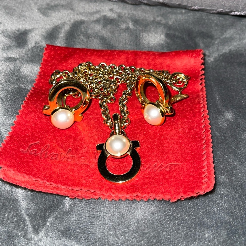 Preloved Salvatore Ferragamo necklace n earrings set excellent condition size 8”